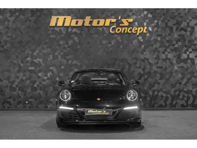 Porsche 911 view 4