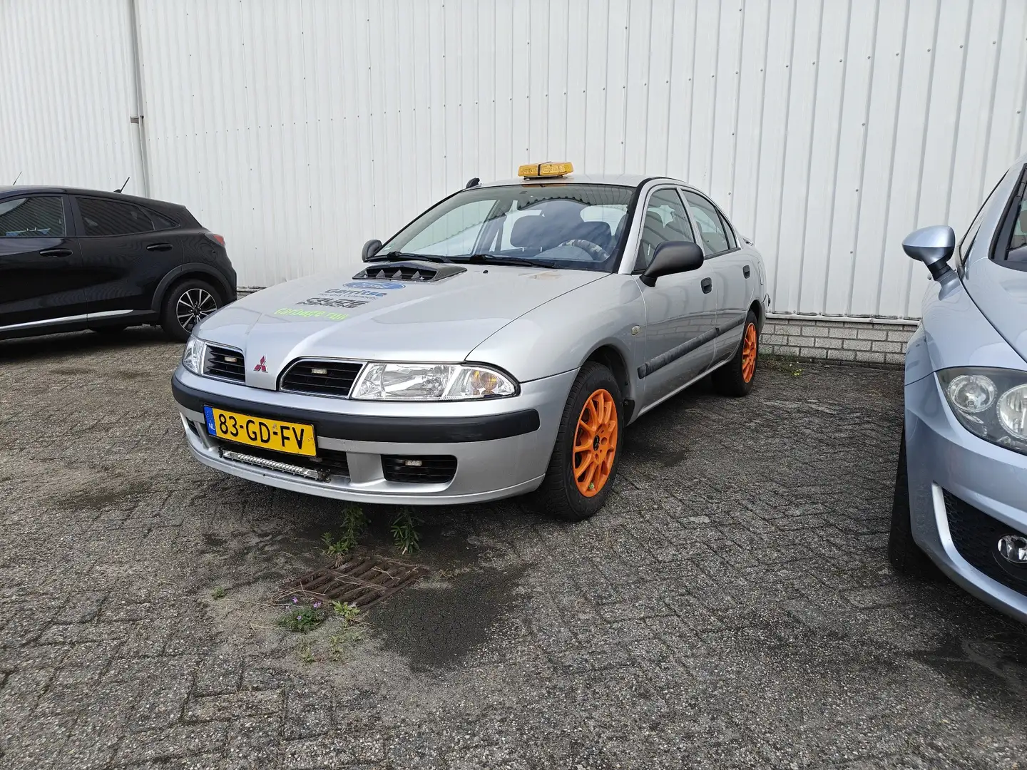Mitsubishi Carisma 1.6 Classic.nl Grijs - 2