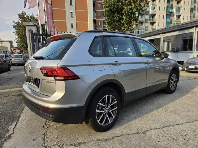 Volkswagen Tiguan view 4