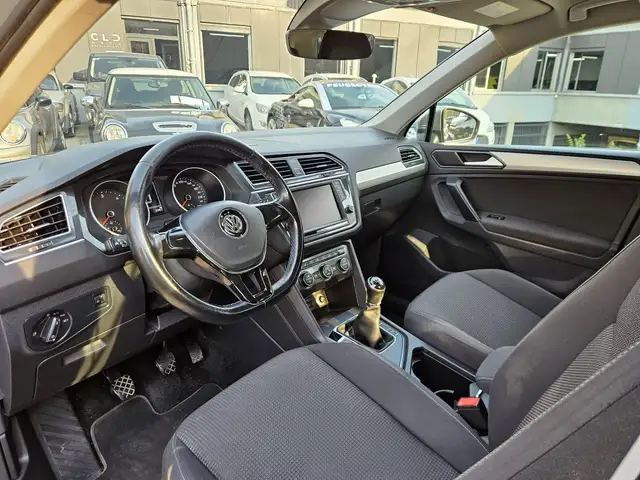 Volkswagen Tiguan view 6