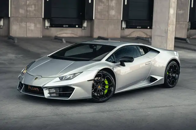 Lamborghini Huracan view 3
