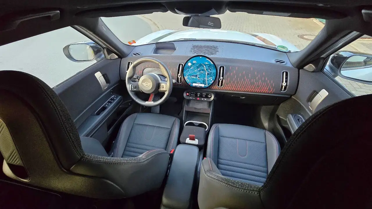 2025 MINI John Cooper Works Countryman C Works Trim, photograph 3