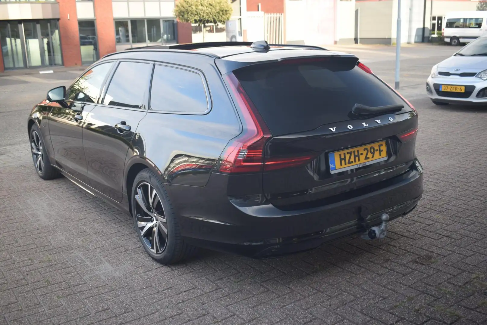 Volvo V90 2.0 T6 AWD 398 PK Twin Engine Recharge Plug-in Hyb Noir - 2