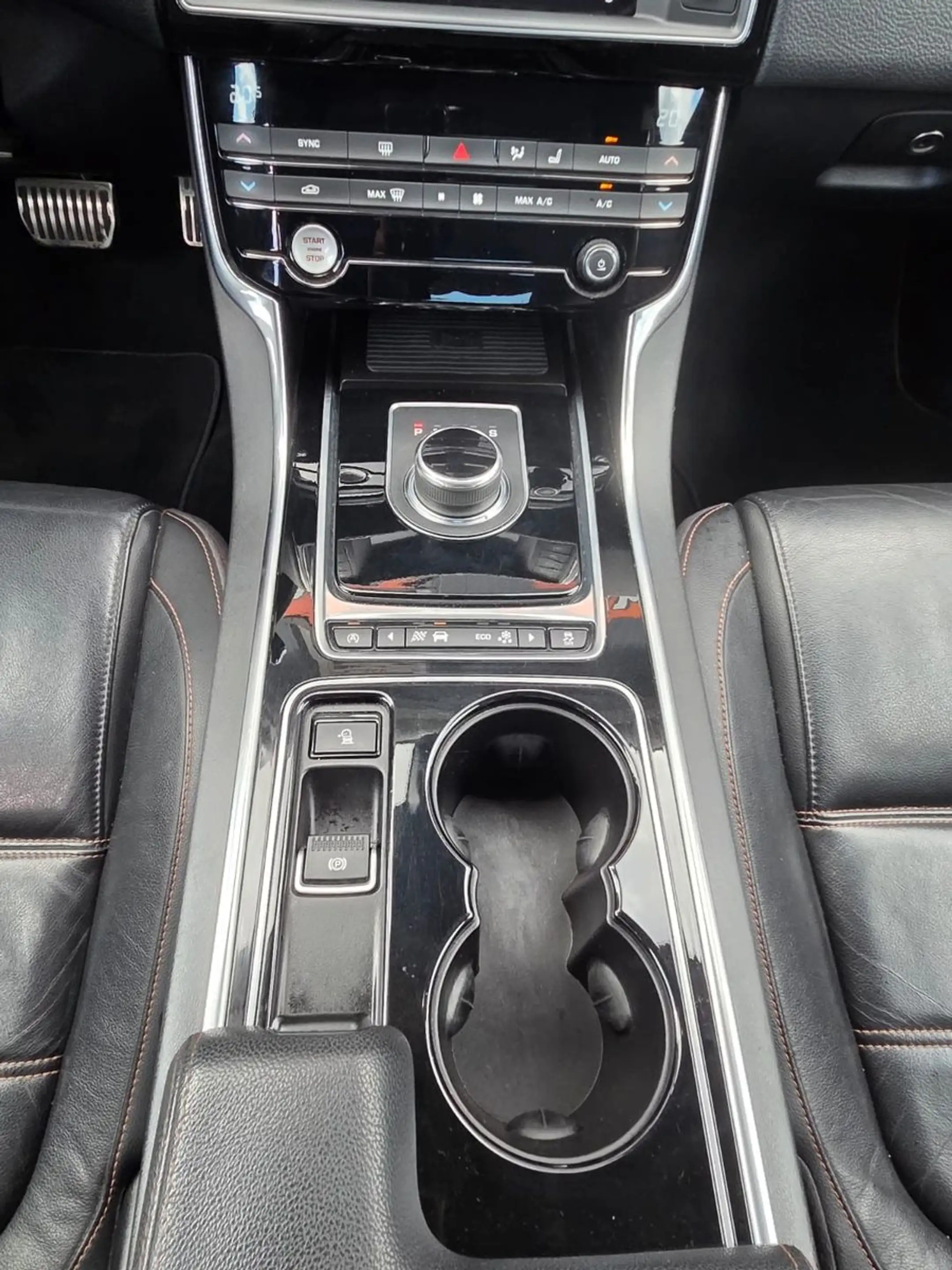 Jaguar XE 20t 200PS Portfolio Automatik 2.0/KLIMAATM/TE — photo 9