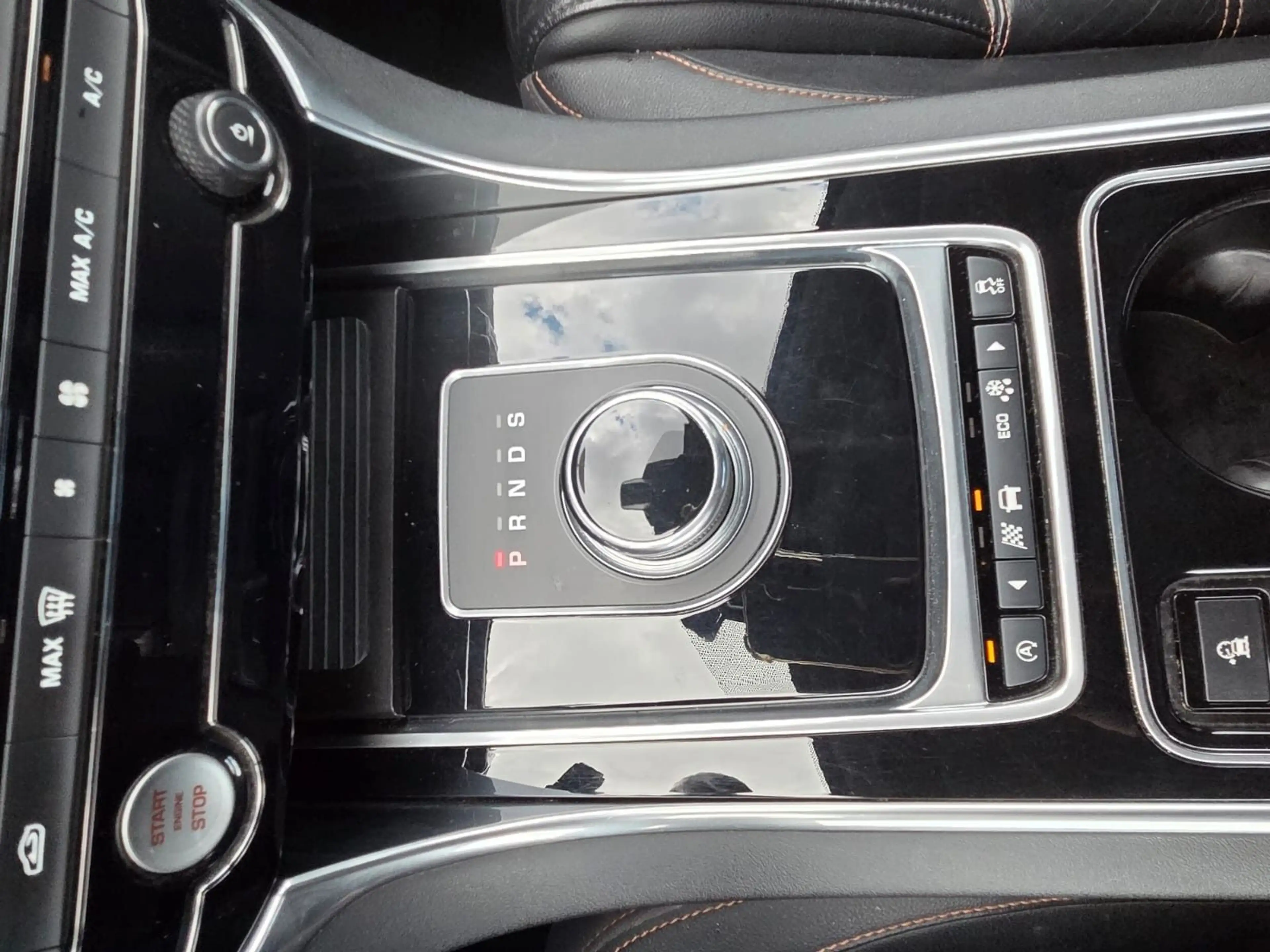 Jaguar XE 20t 200PS Portfolio Automatik 2.0/KLIMAATM/TE — photo 12