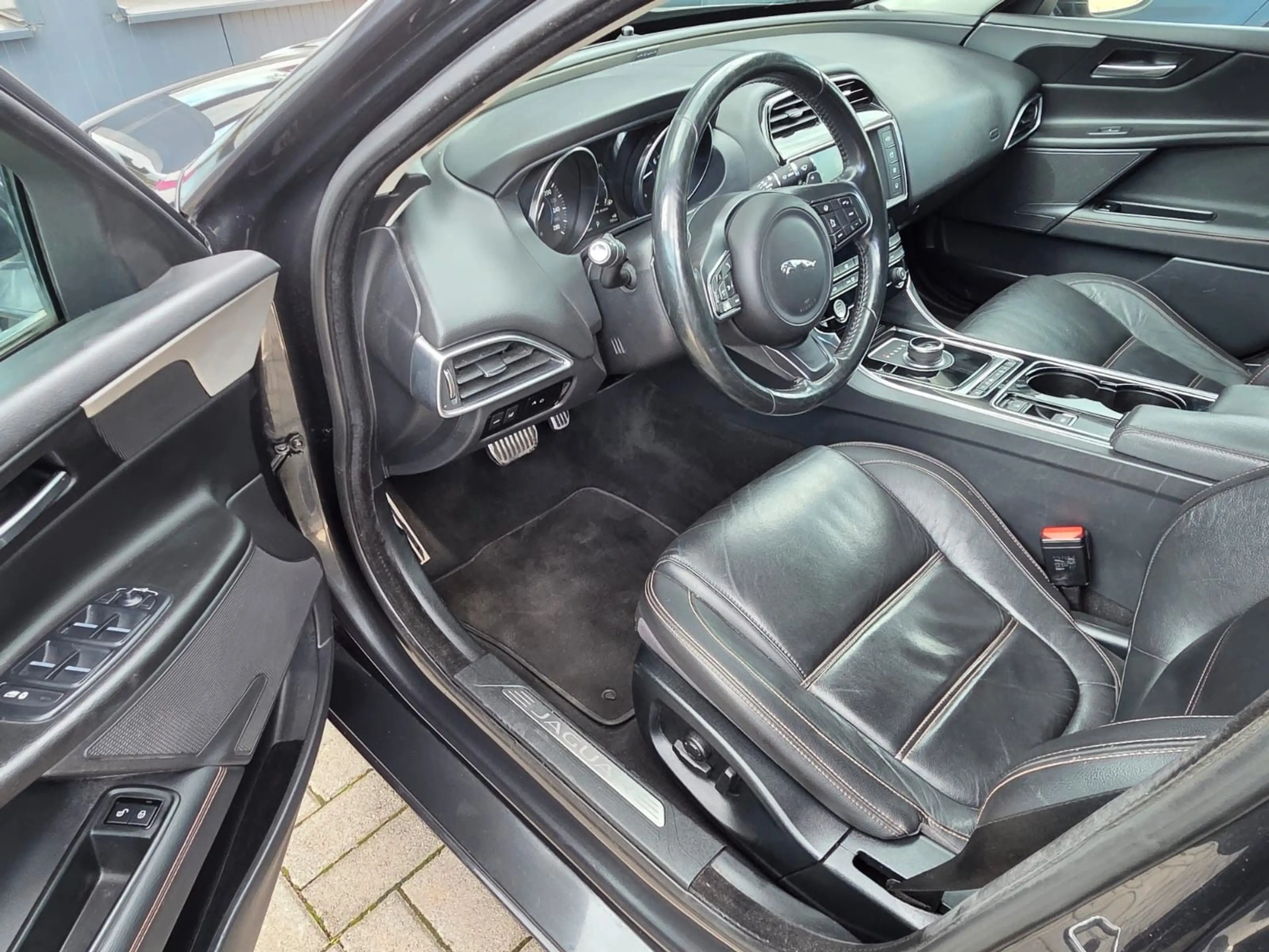 Jaguar XE 20t 200PS Portfolio Automatik 2.0/KLIMAATM/TE — photo 13