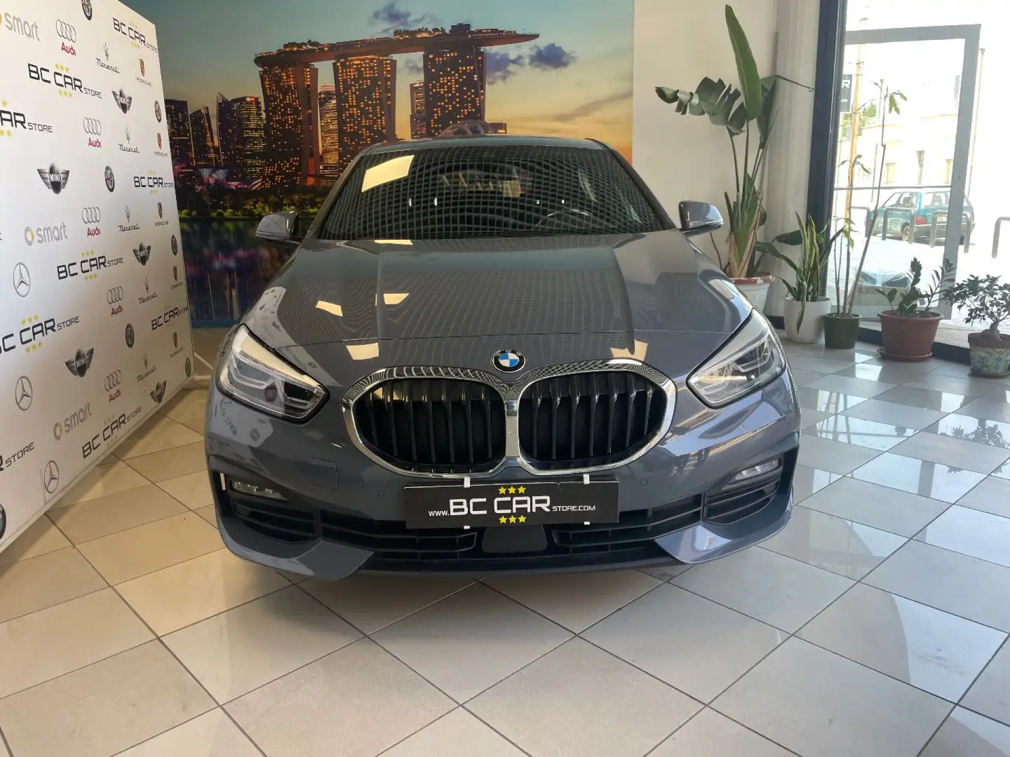 BMW 116 d Aut. Business Adv. *FARI LED*NAVI Grau - 2
