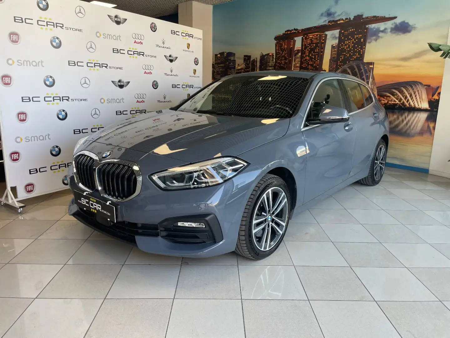 BMW 116 d Aut. Business Adv. *FARI LED*NAVI Grau - 1