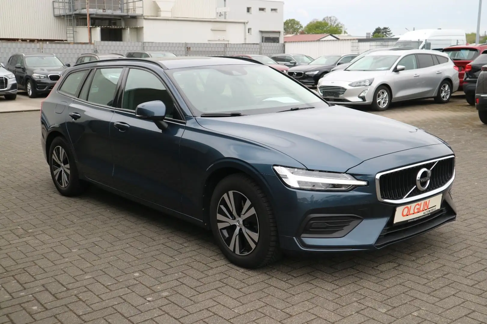 Volvo V60 Kombi D3 *LED*NAVI*SHZ*PDC*AHK* Blau - 2