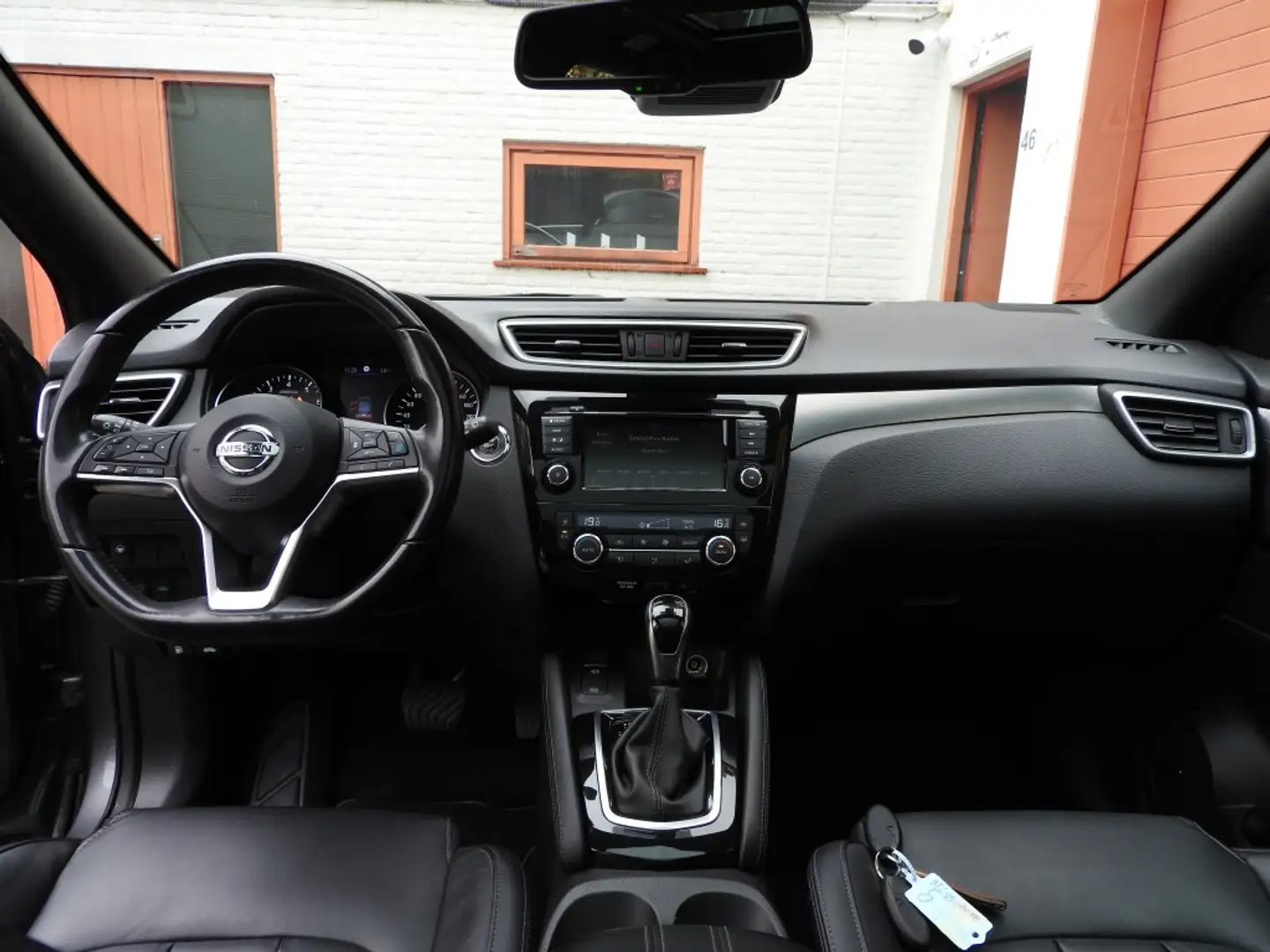 Nissan Qashqai 1.3 DIG-T Tekna AUTOM TREKH stoel verw CC leer Grijs - 2