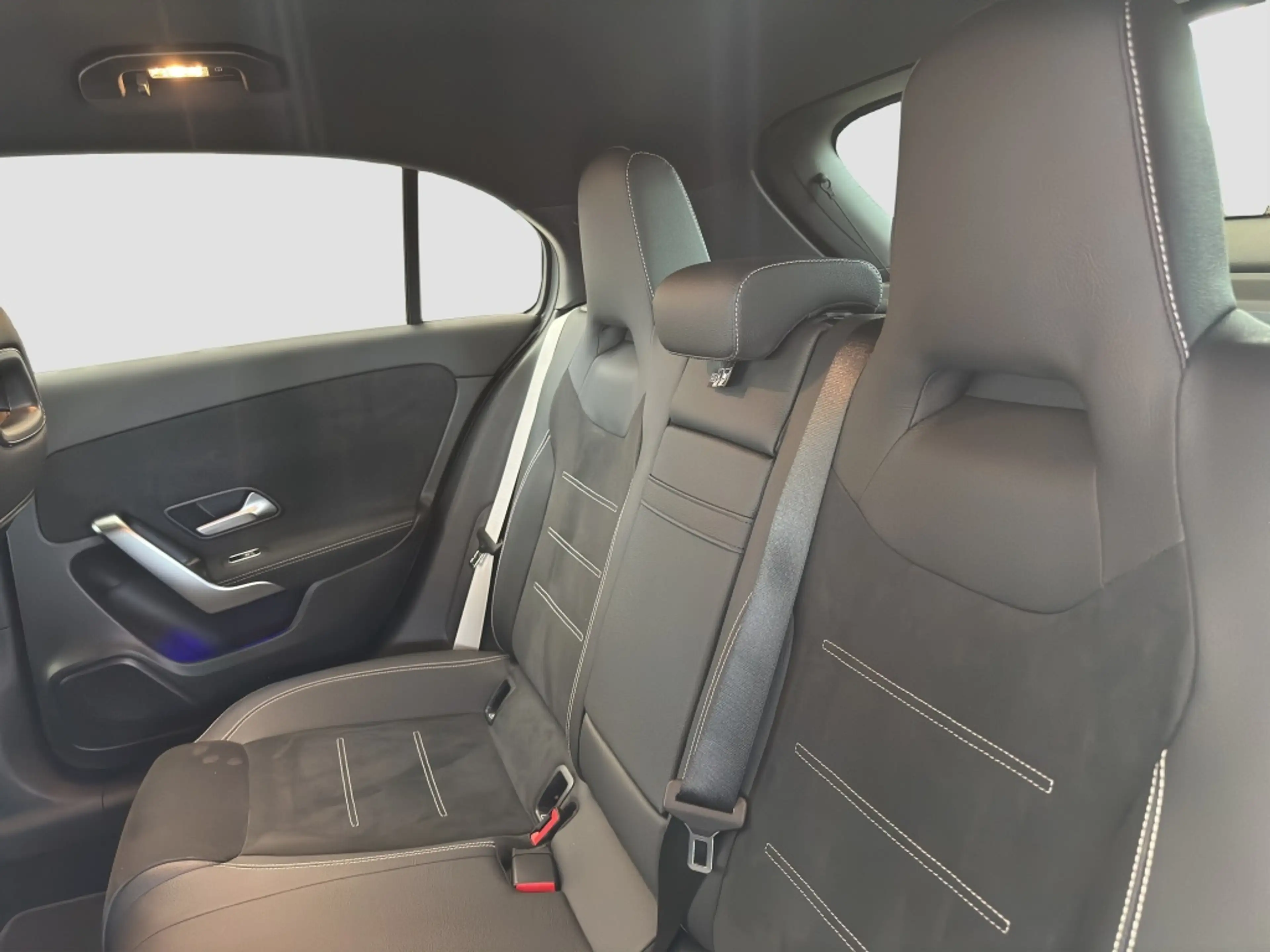 Mercedes-Benz A 200 Kompaktlimousine AMG*NIGHT*SpH*AHK*LED*PDC — photo 12