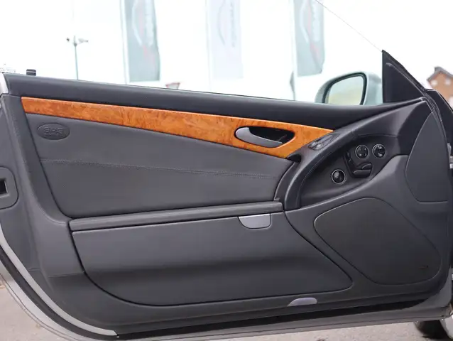 Mercedes-Benz SL view 16