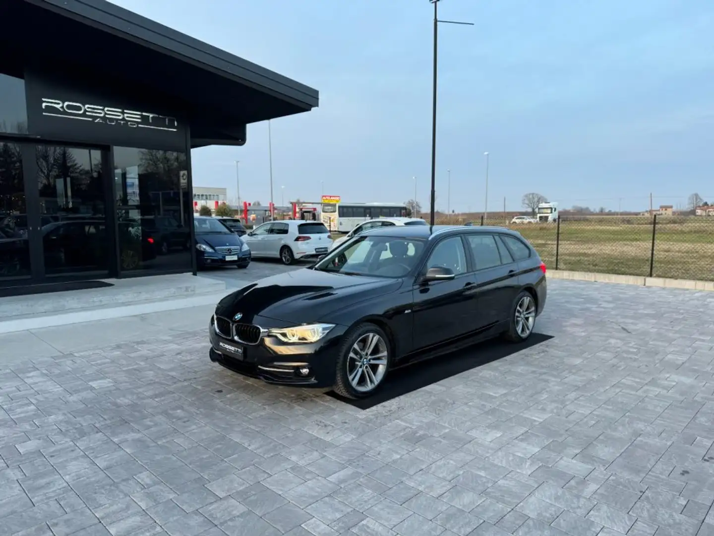 BMW 316 d Touring Sport Line Schwarz - 2