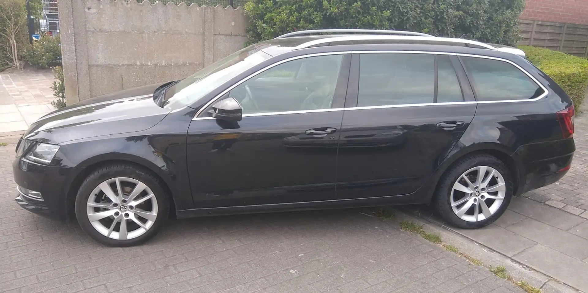 Skoda Octavia Octavia Combi 1.6 TDI DSG Style Zwart - 2