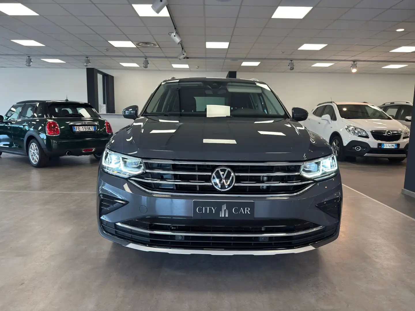 Volkswagen Tiguan Tiguan  2021 2.0 tdi Elegance 150cv dsg Grigio - 2