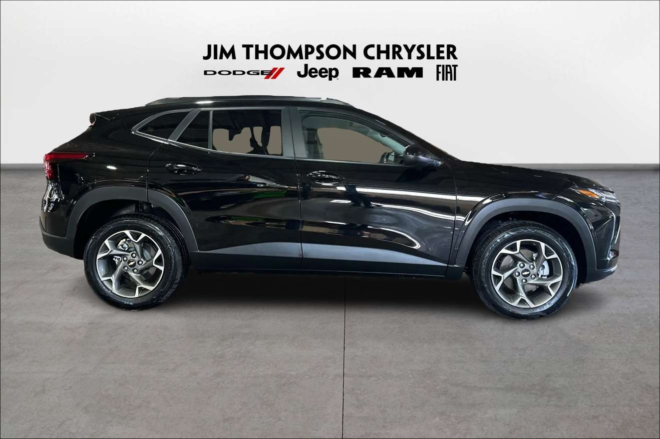 2026 Chevrolet Trax LT  | FWD Alloys Back Up Cam Heated Seats — снимка 4