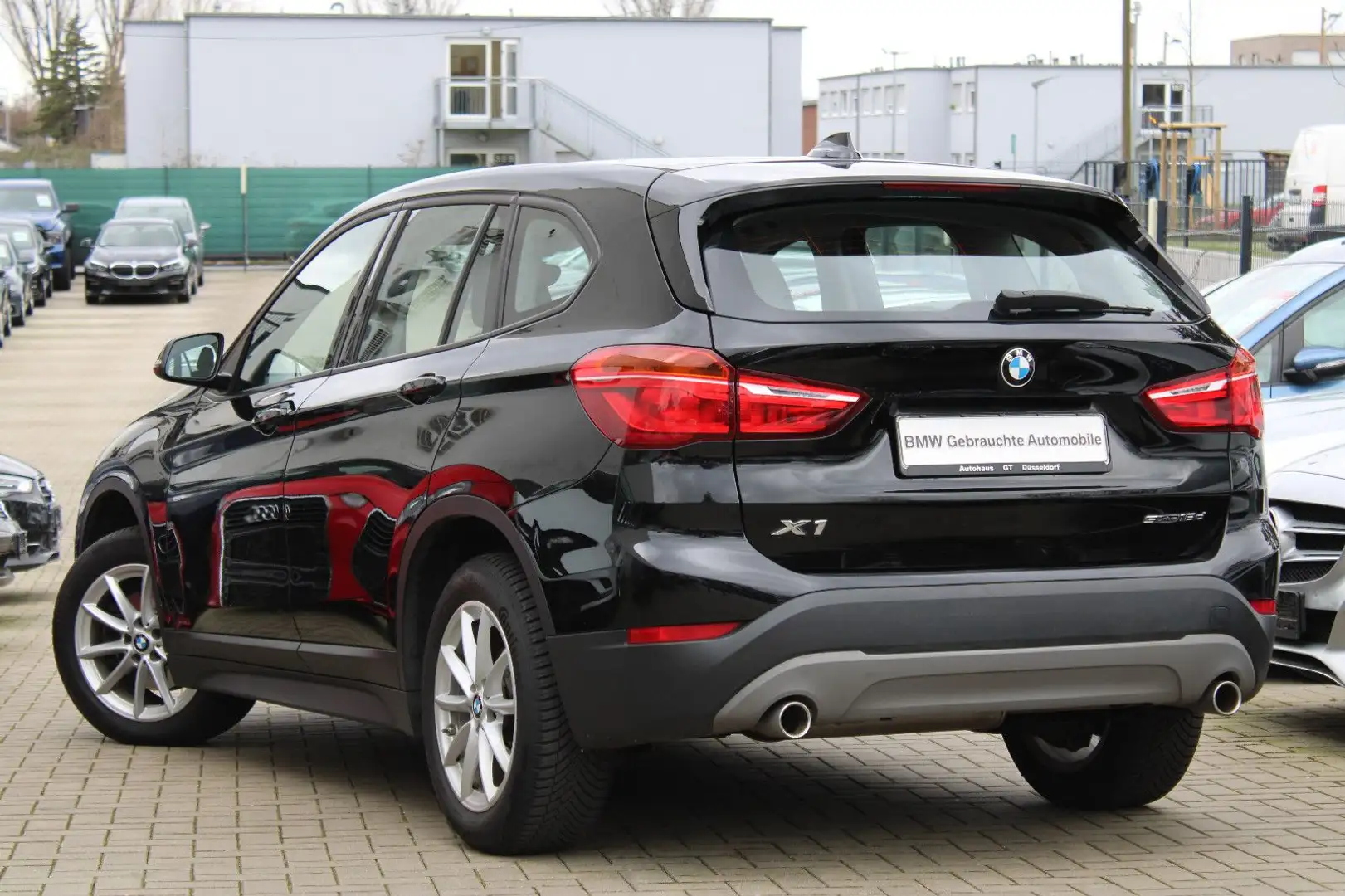 BMW X1 sDrive 18d/ActiveGuard/Navi/Klima/Sitzheizung Schwarz - 2