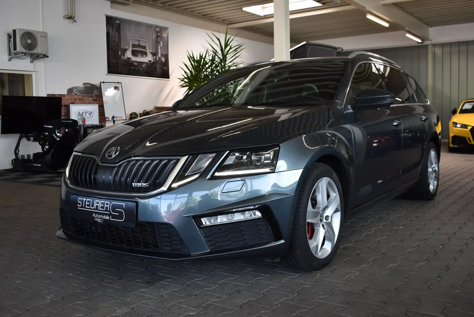 Skoda Octavia 2.0 TSI RS DSG Navi APP AHK Grijs - 1