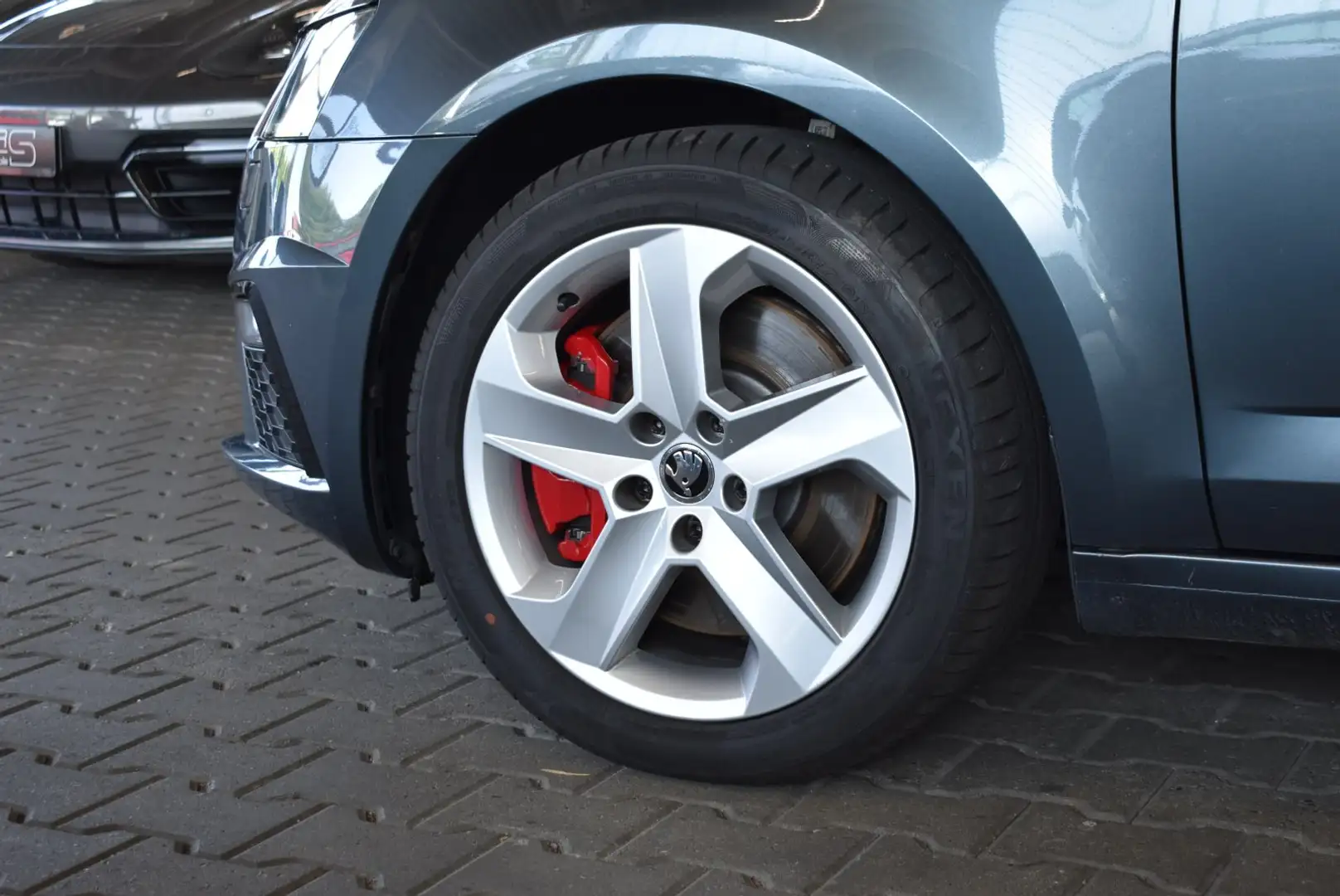 Skoda Octavia 2.0 TSI RS DSG Navi APP AHK Grijs - 2