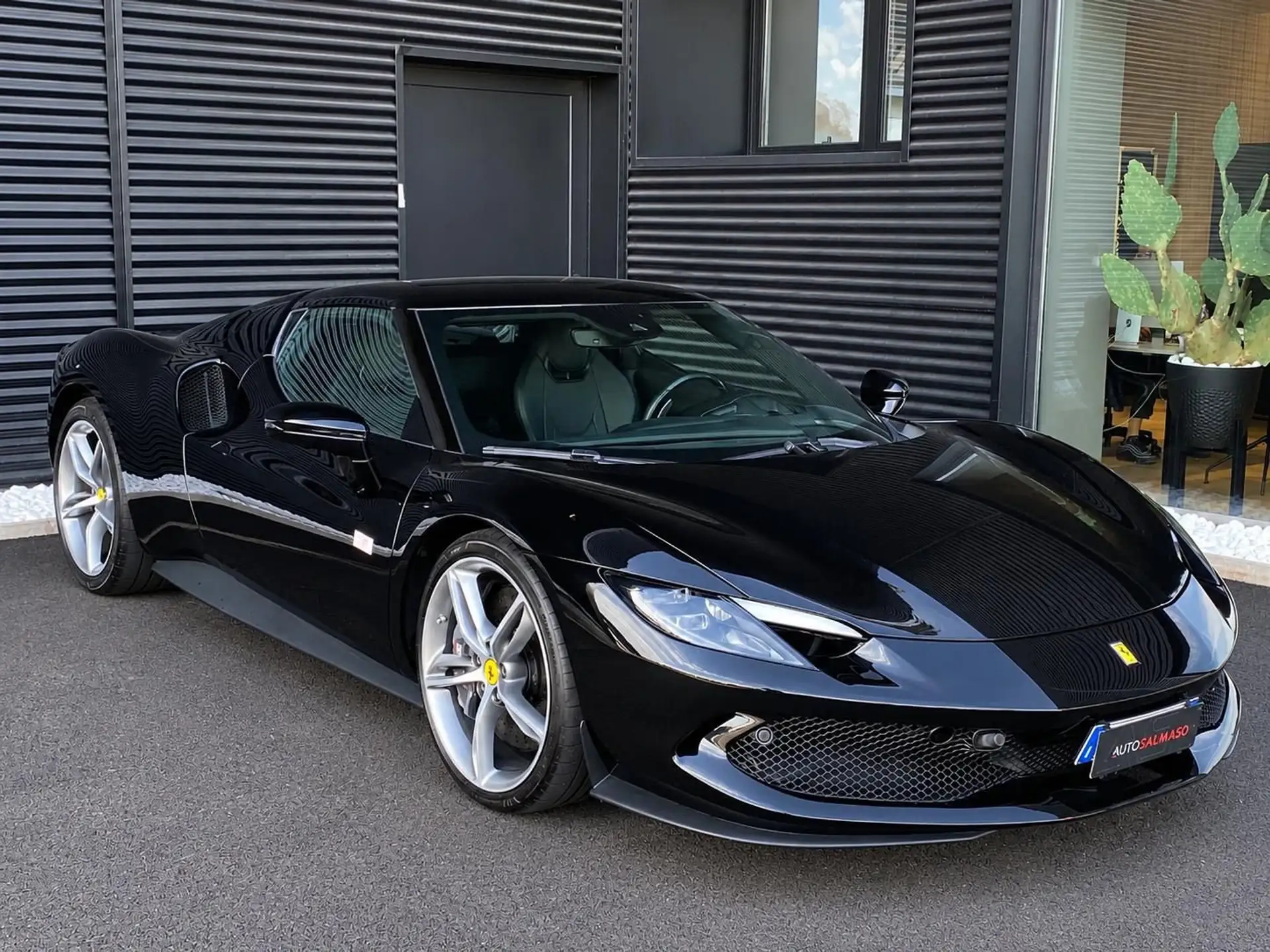 페라리 296 3.0 V6 Plug-in Hybrid 2023 검정 사진 3