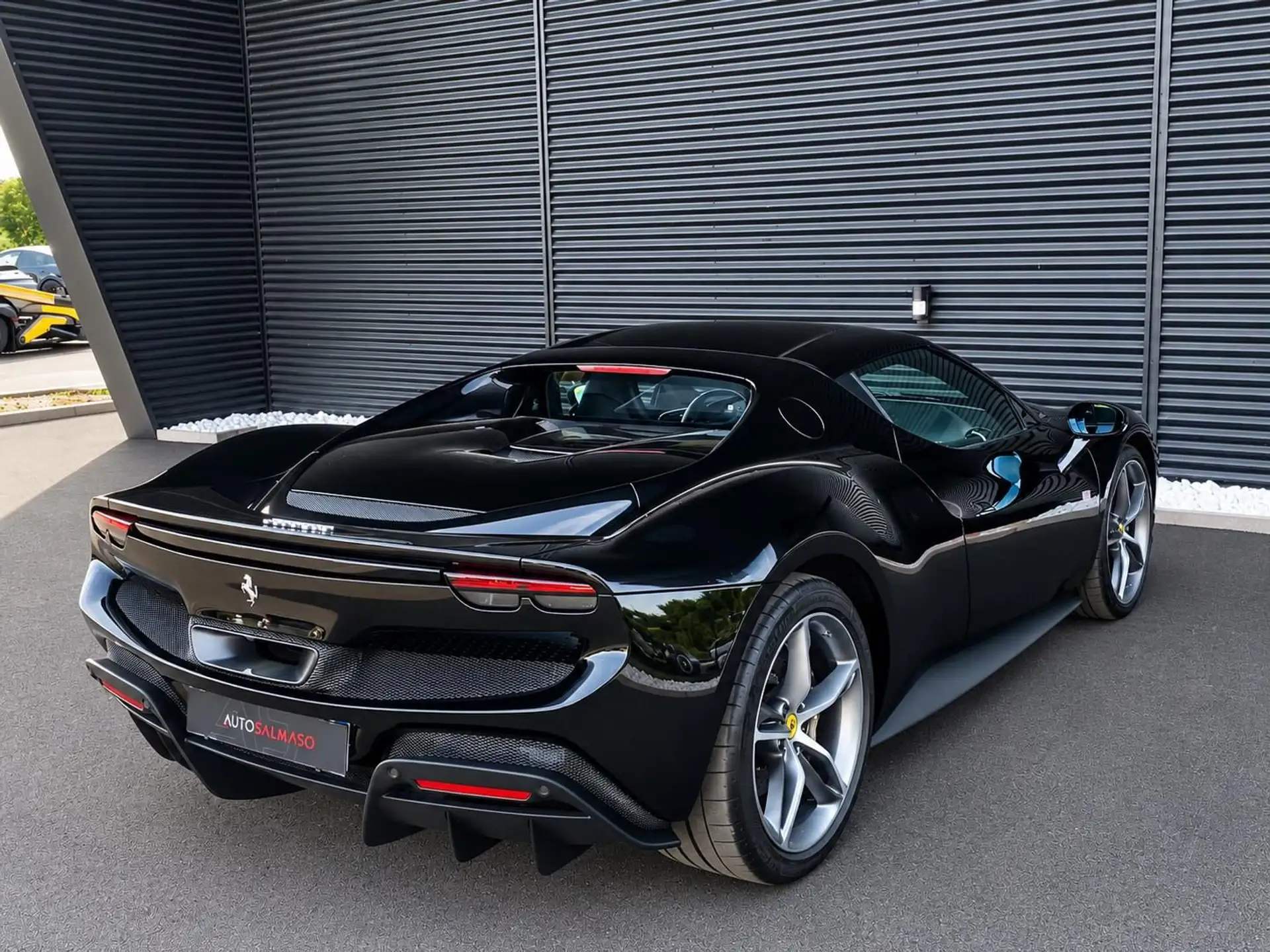 페라리 296 3.0 V6 Plug-in Hybrid 2023 검정 사진 4