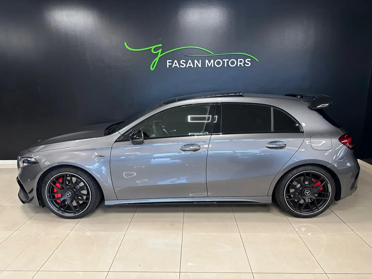 Mercedes-Benz A 45 AMG A AMG 45 S Premium Plus 4matic+ auto AERO KIT Šedá - 2