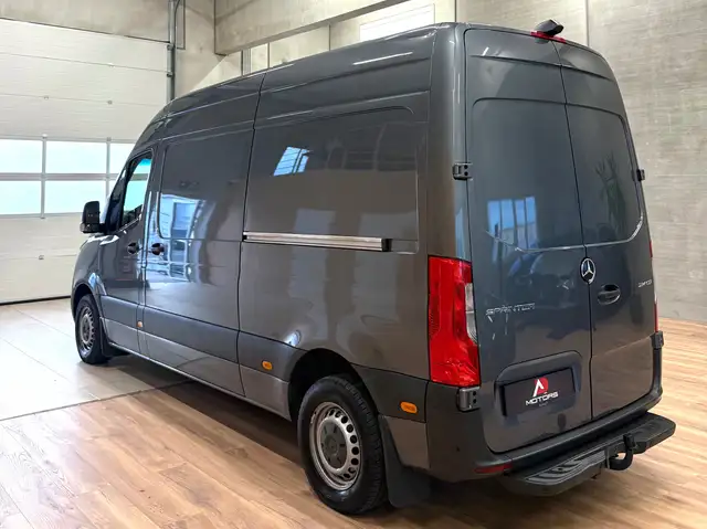 Mercedes-Benz Sprinter view 4