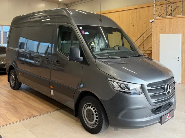 Mercedes-Benz Sprinter view 3