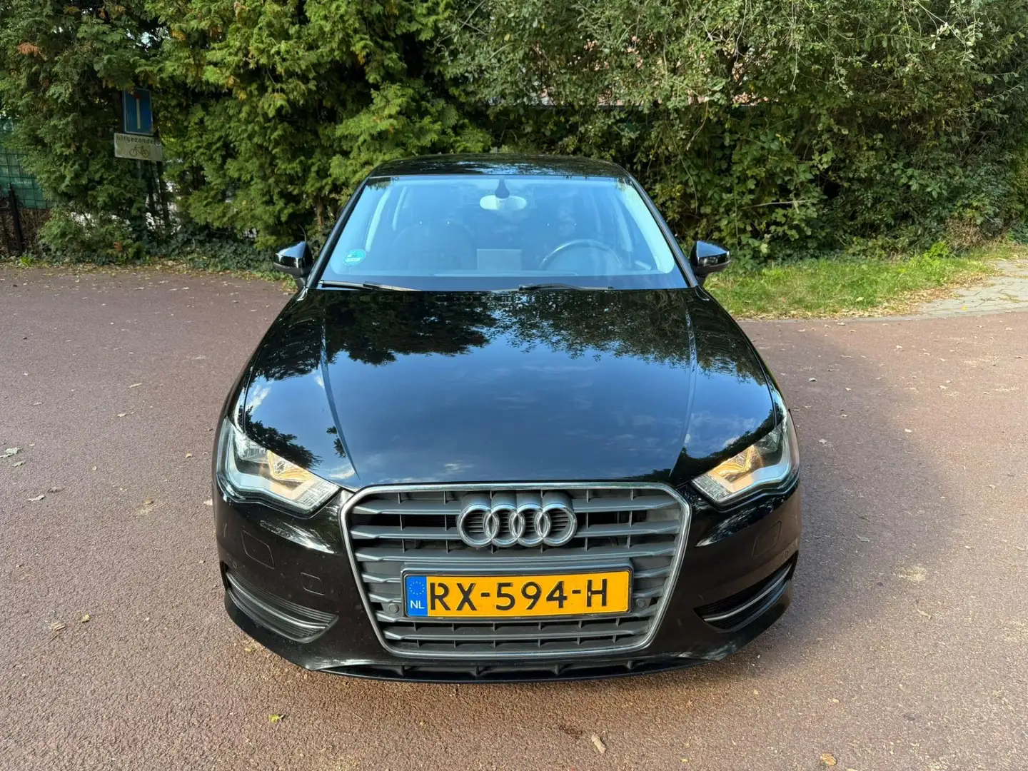 Audi A3 Sportback 1.6 TDI ultra Attraction / Navi / PDC / Schwarz - 2