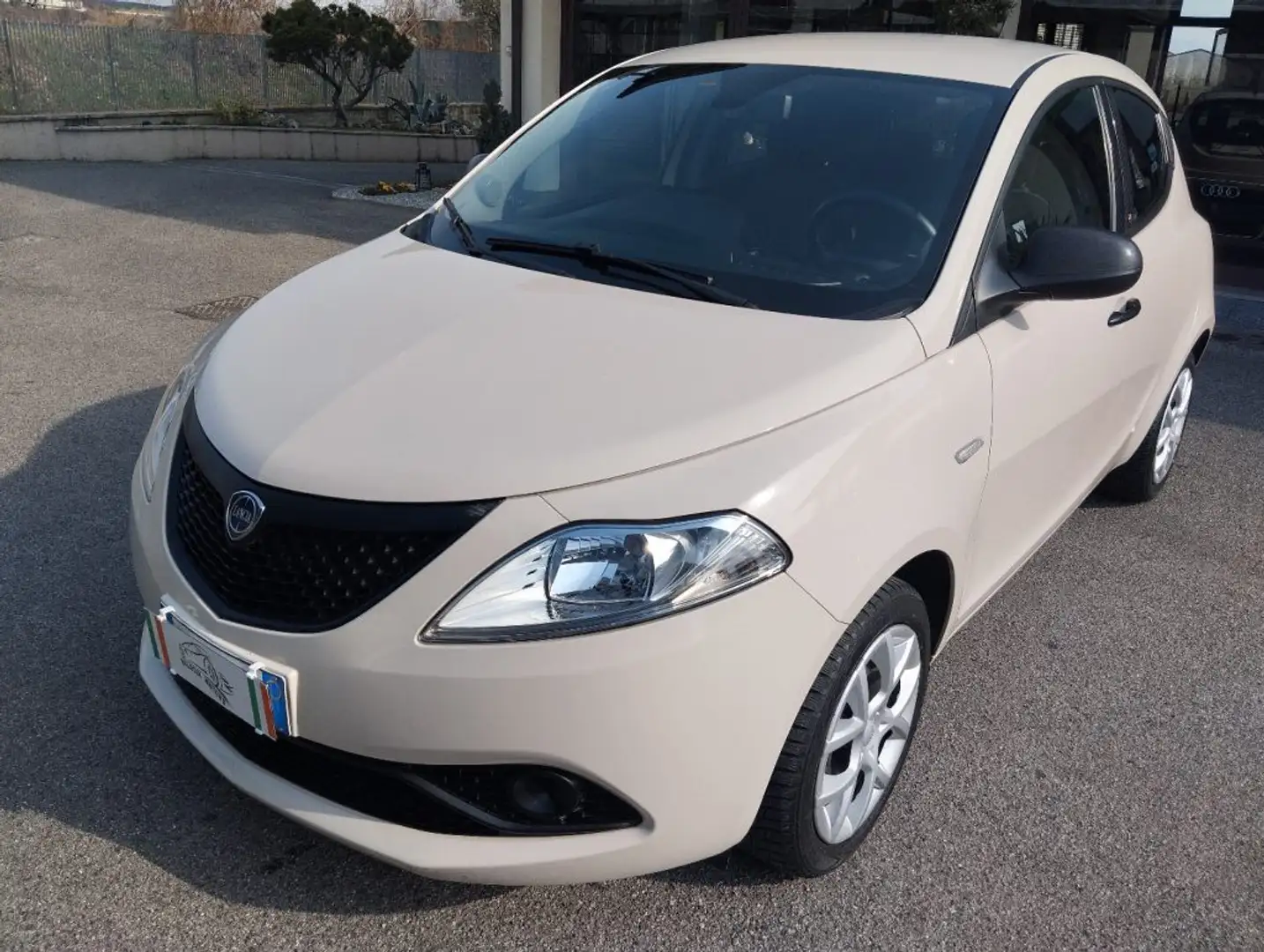 Lancia Ypsilon 1.2 69 CV 5 porte GPL Ecochic Black and Noir Beige - 1