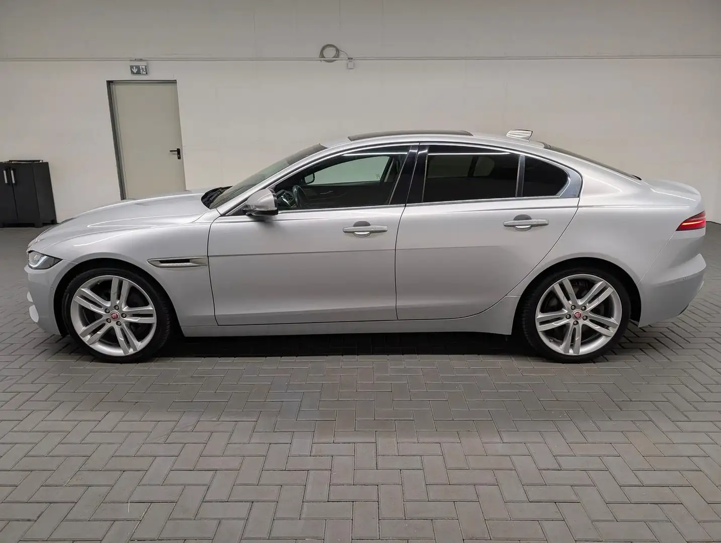 Jaguar XE P250 SE LED/ACC/Meridian/Kam/Pano/19-LM Argent - 2