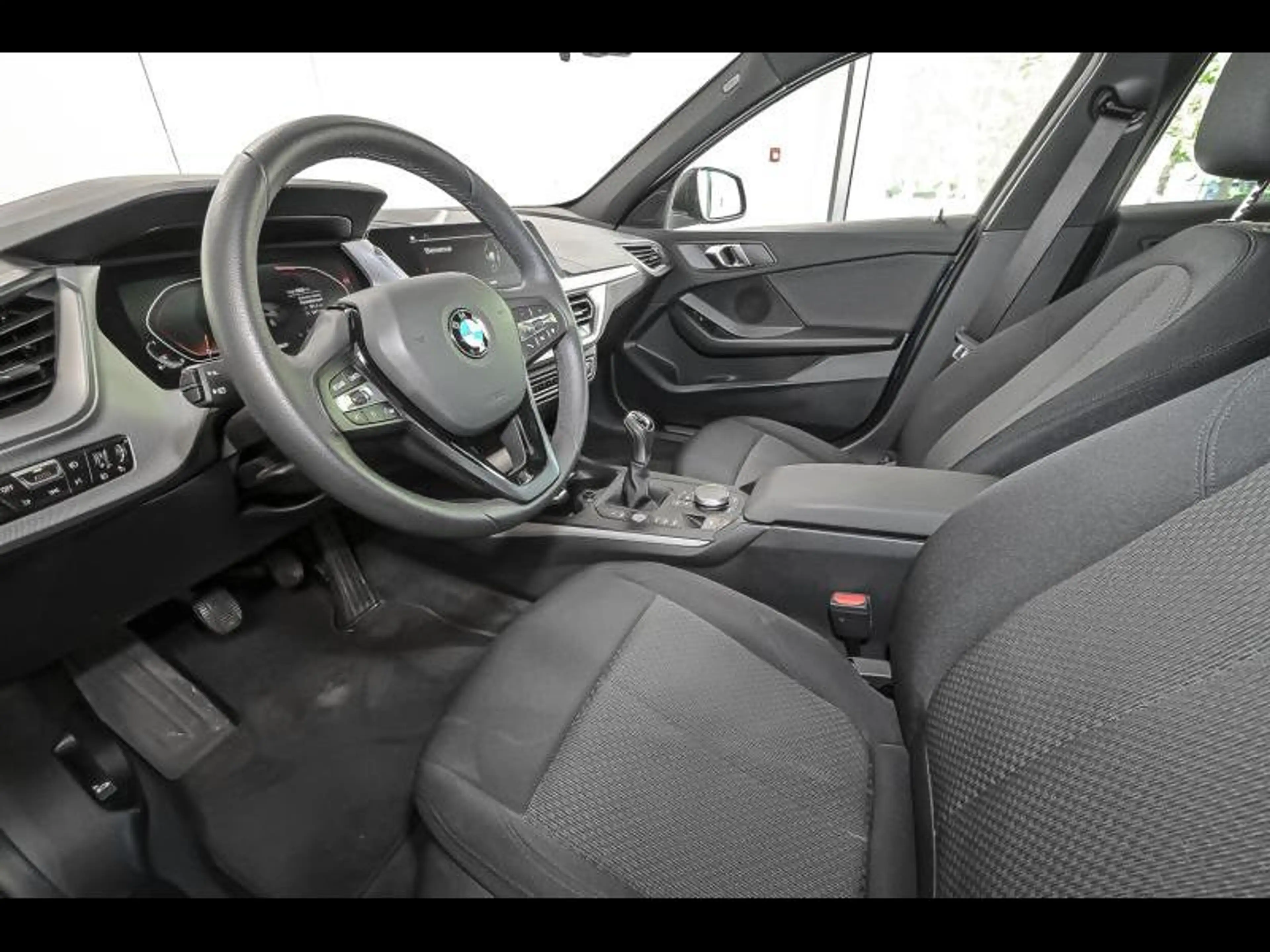 BMW 118 i Hatch — photo 6