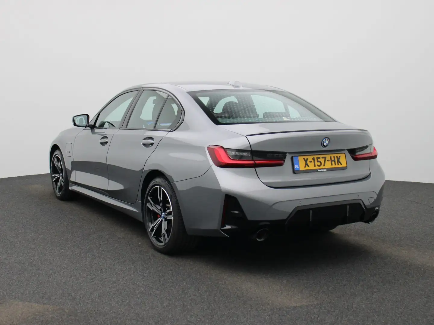 BMW 320 3-serie 320e M-Sport | Navigatie | Stoelverwarming Grijs - 2