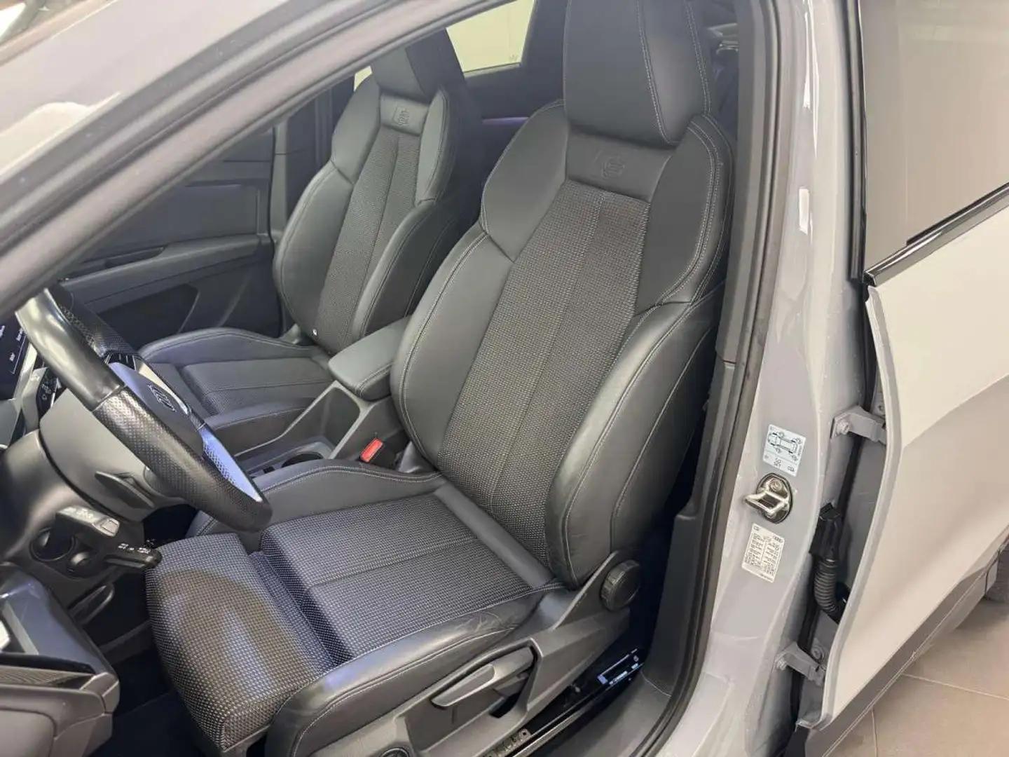 Audi Q4 e-tron 35 S line 150 CV / 110 kW Grau - 2