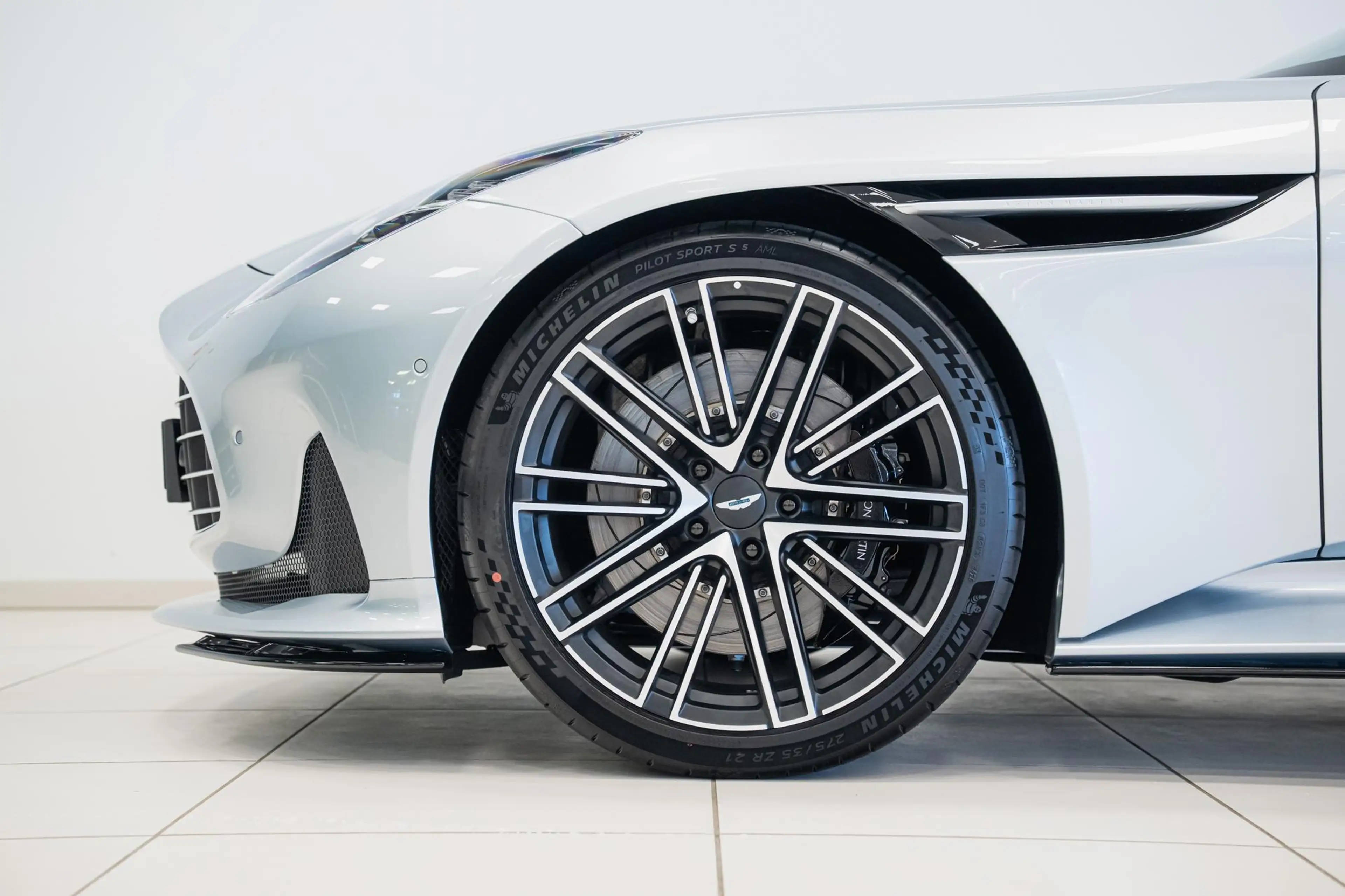 Aston Martin DB12 Volante | NEW 2026 | Incl. BPM | — photo 9