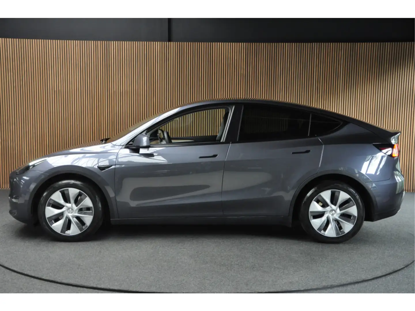 Tesla Model Y Long Range Dual Motor AWD 514pk Afn. trekhaak Navi Grijs - 2