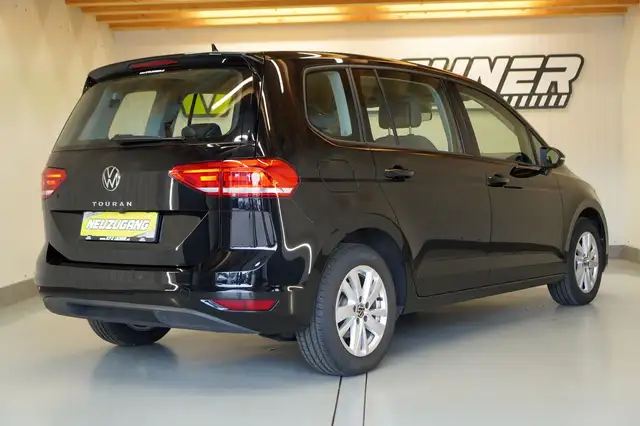 Volkswagen Touran view 4