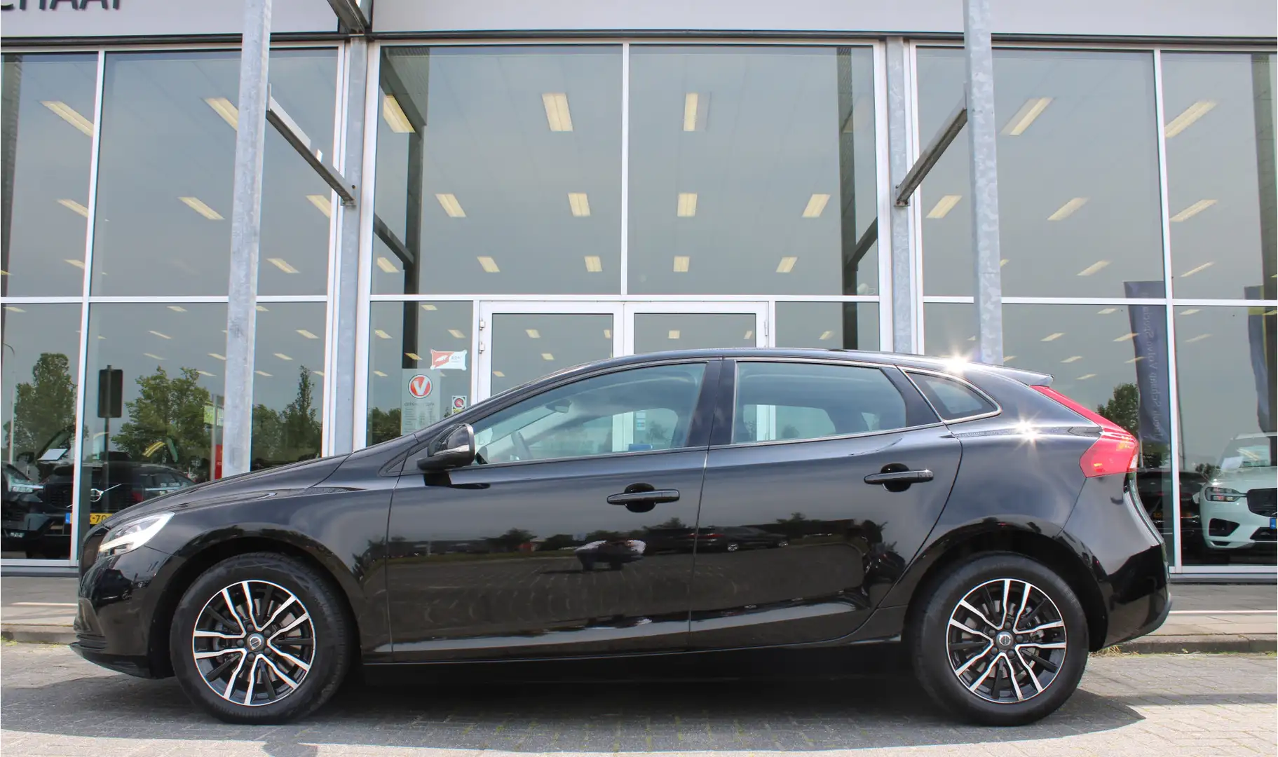 Volvo V40 T2 Automaat Momentum | Verw. Voorstoelen | PDC ach Noir - 2