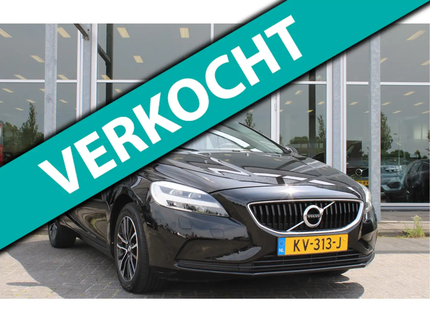 Volvo V40 T2 Momentum | Verw. Voorstoelen | PDC achter | Cli Zwart - 1