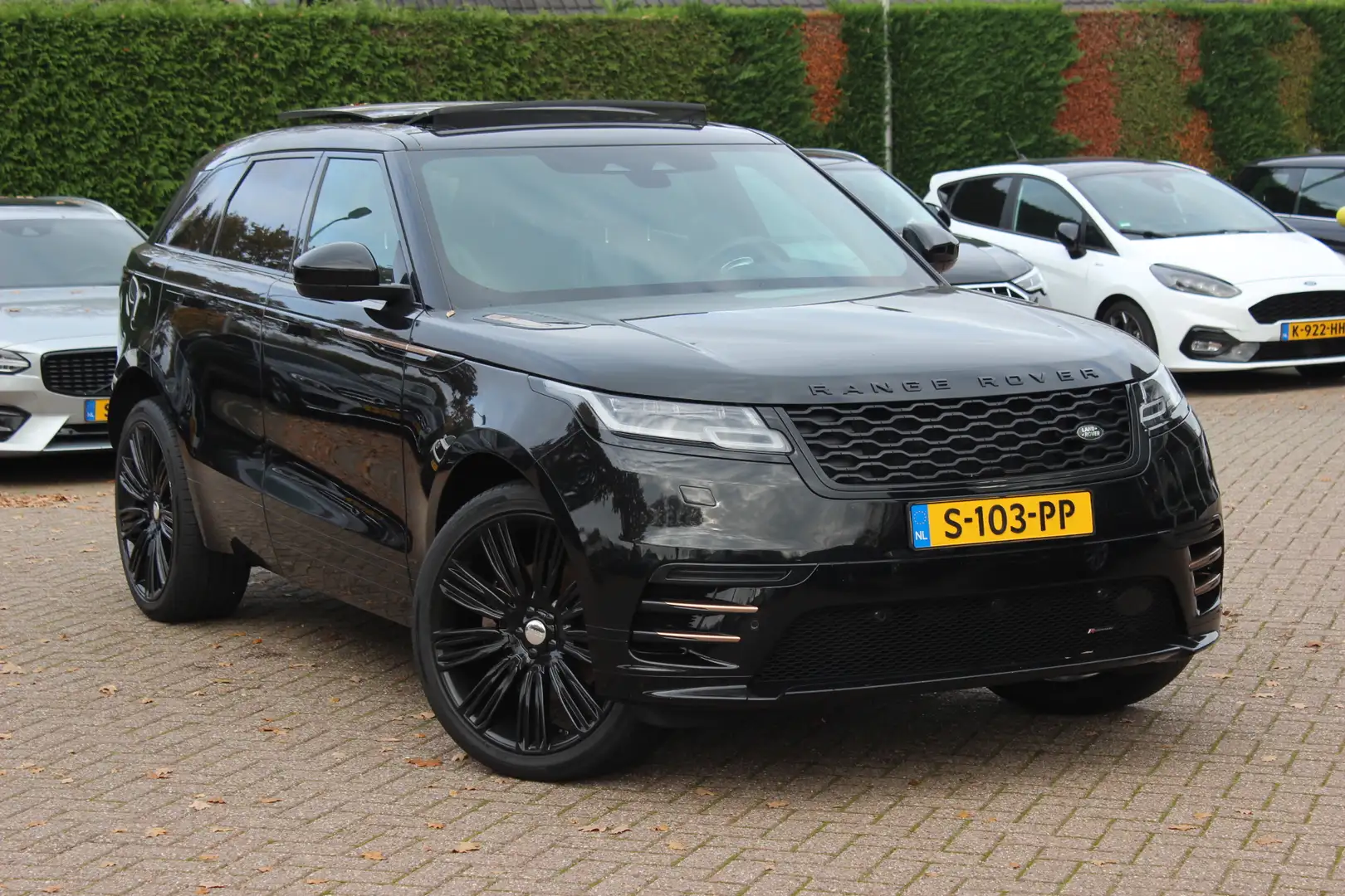 Land Rover Range Rover Velar 2.0 P250 Turbo AWD R-Dynamic SE / Panoramadak / Ca Zwart - 1