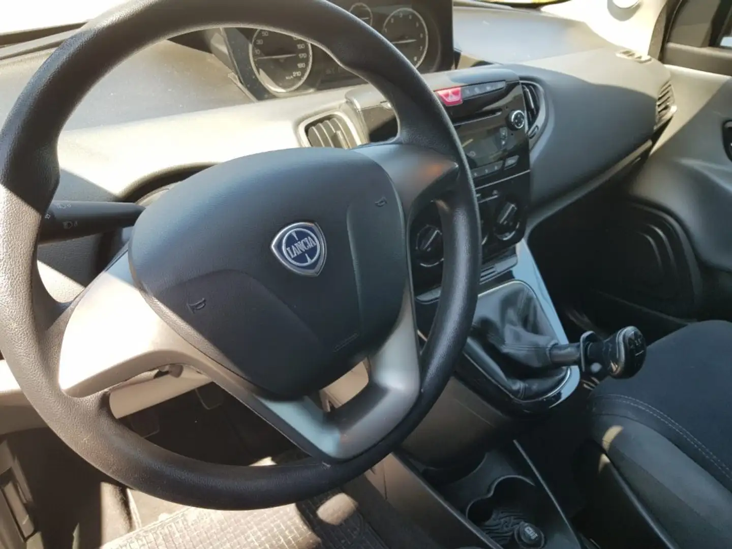 Lancia Ypsilon 0.9 TwinAir 85 CV 5 porte S&S DFN Platinum Rosso - 2