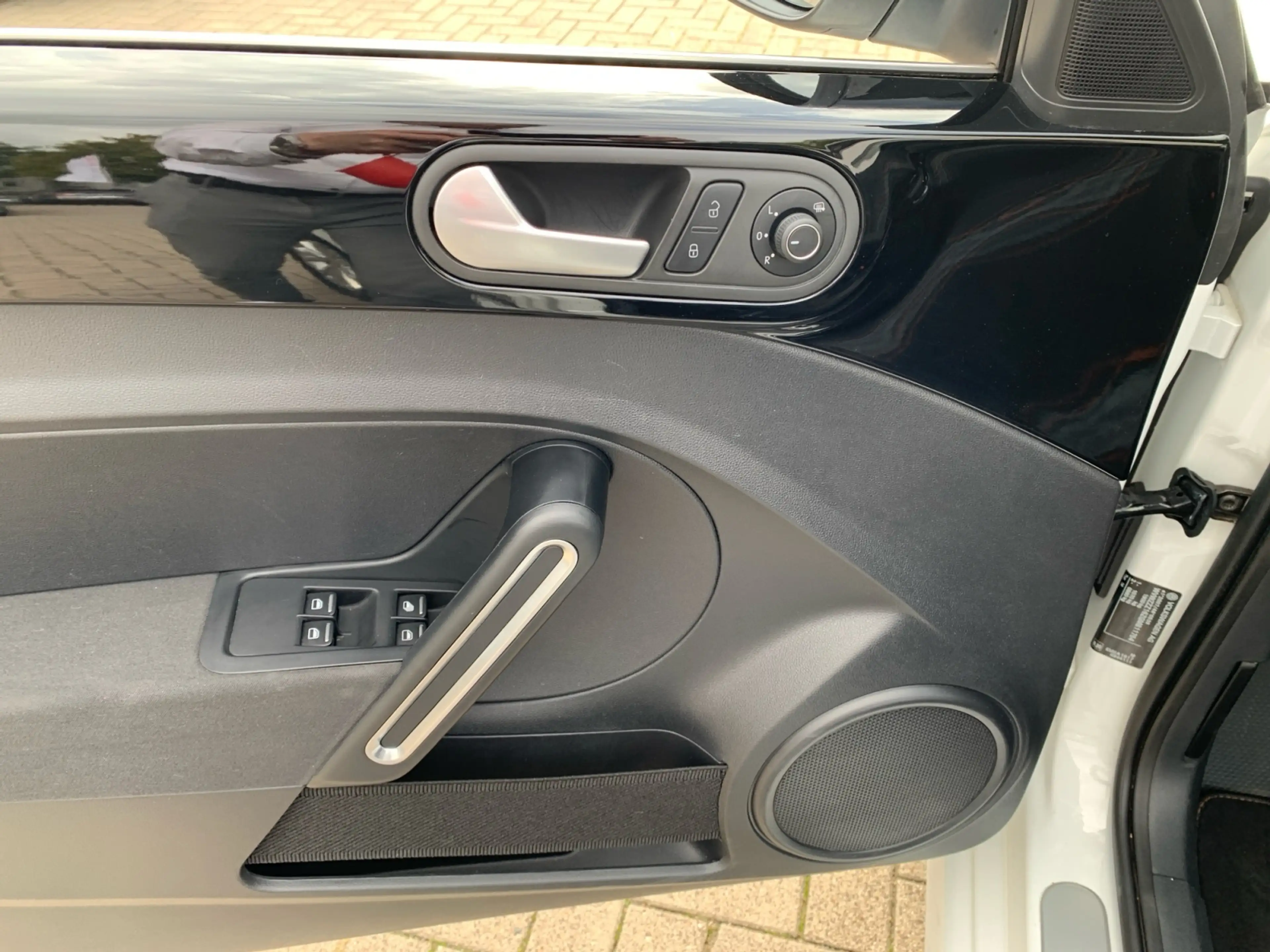 Volkswagen Beetle Cabrio. Club 2.0 TDI DSG NAV PDC 17" GRA SHZ — photo 15