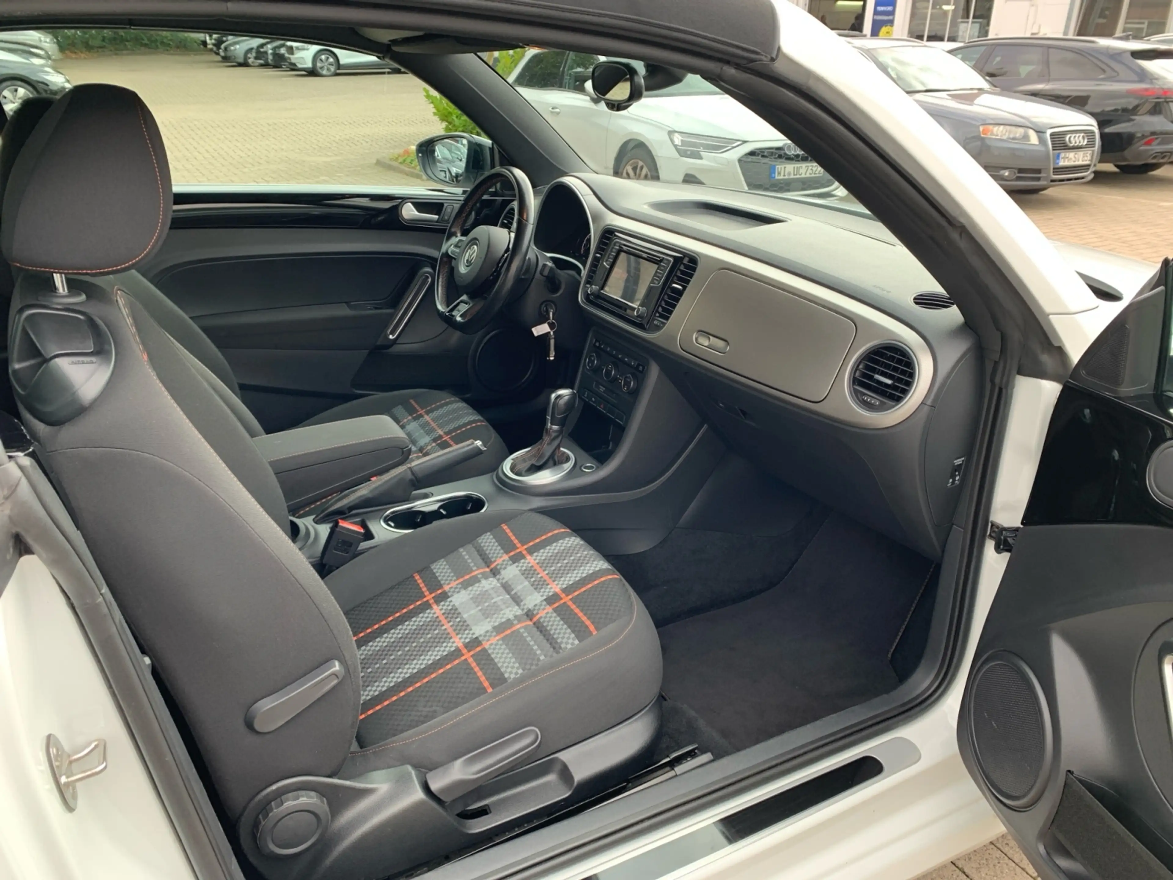 Volkswagen Beetle Cabrio. Club 2.0 TDI DSG NAV PDC 17" GRA SHZ — photo 12