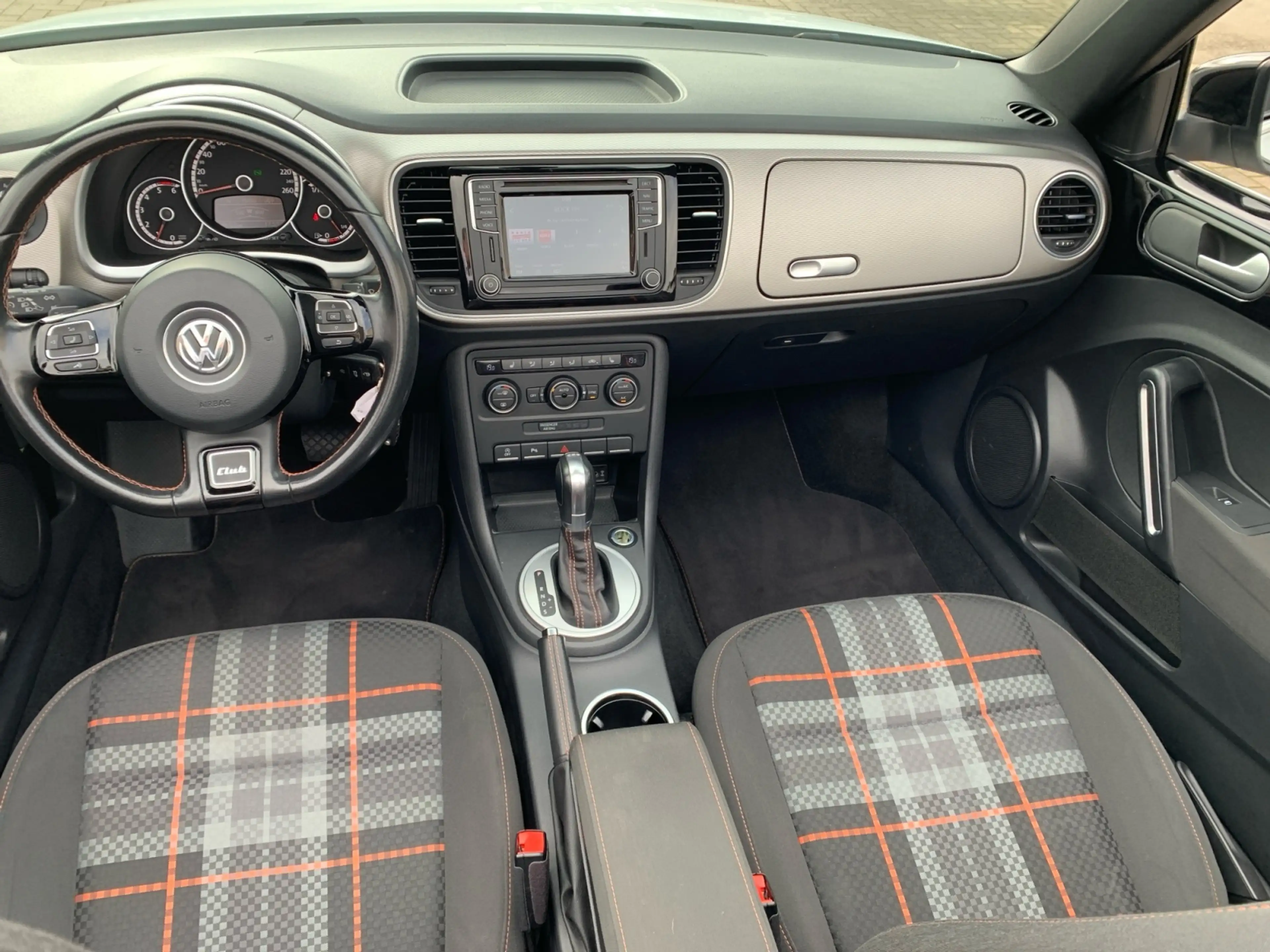 Volkswagen Beetle Cabrio. Club 2.0 TDI DSG NAV PDC 17" GRA SHZ — photo 14