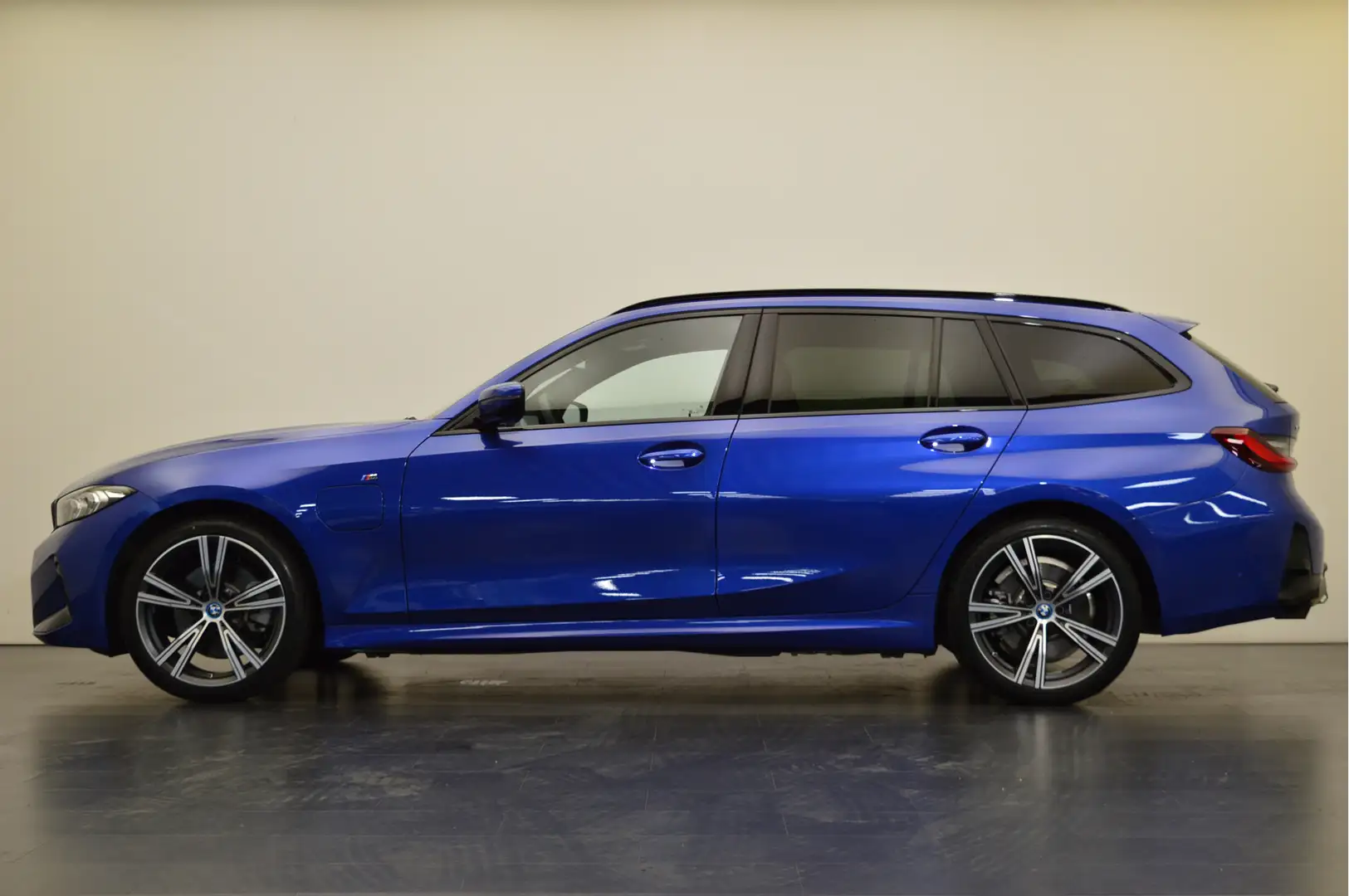 BMW 330 3 Serie Touring 330e xDrive M Sport Automaat / Tre Blauw - 2