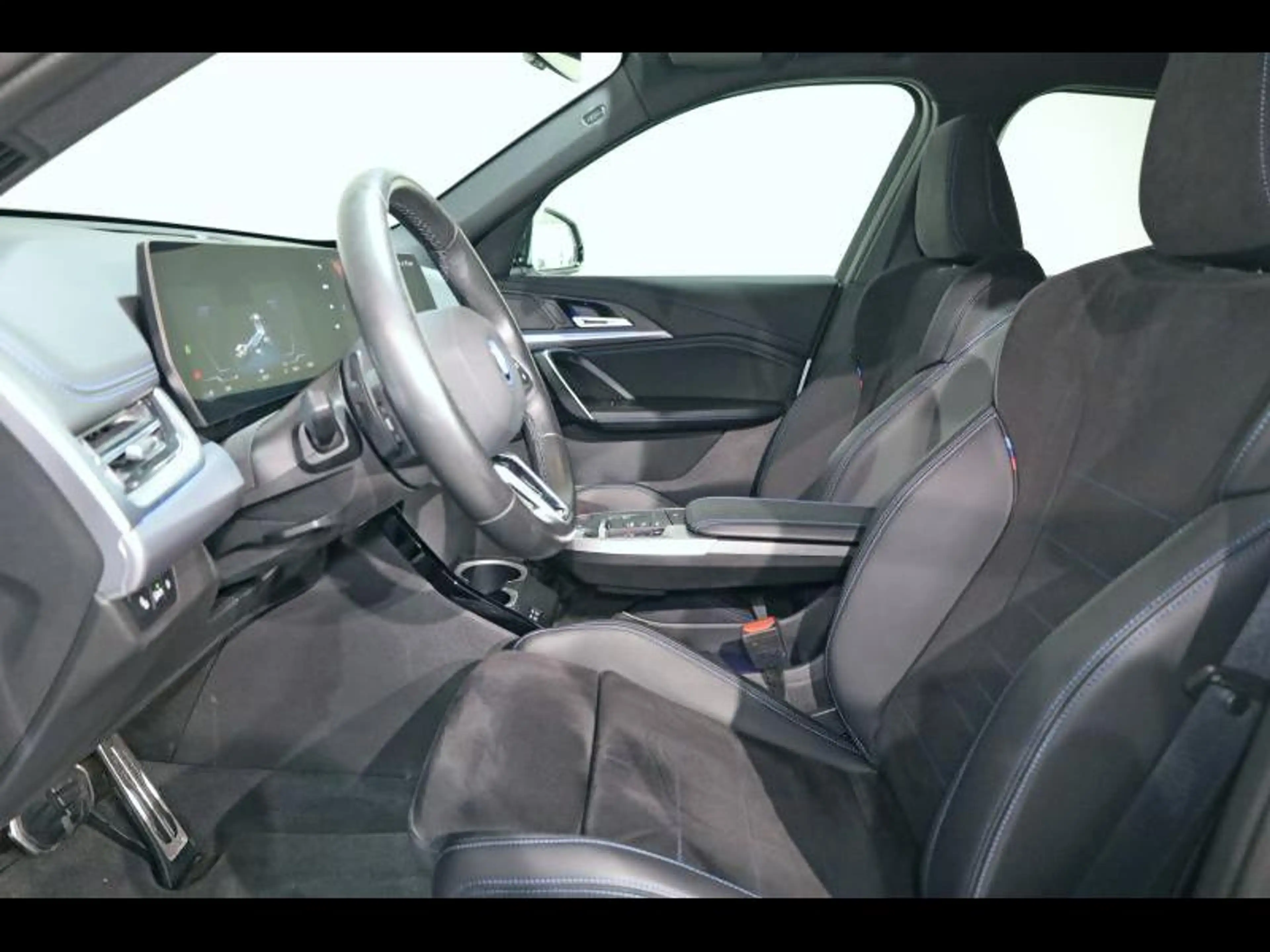 BMW iX1 eDrive20 Kit M Sport — photo 10