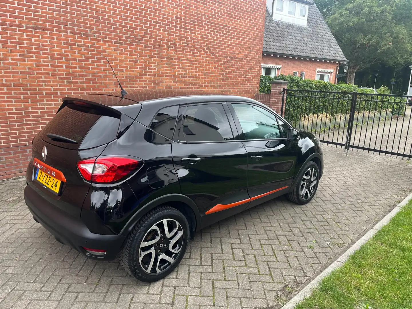 Renault Captur 0.9 TCe Dynamique Airco Navi Cruise Camera Zwart - 2