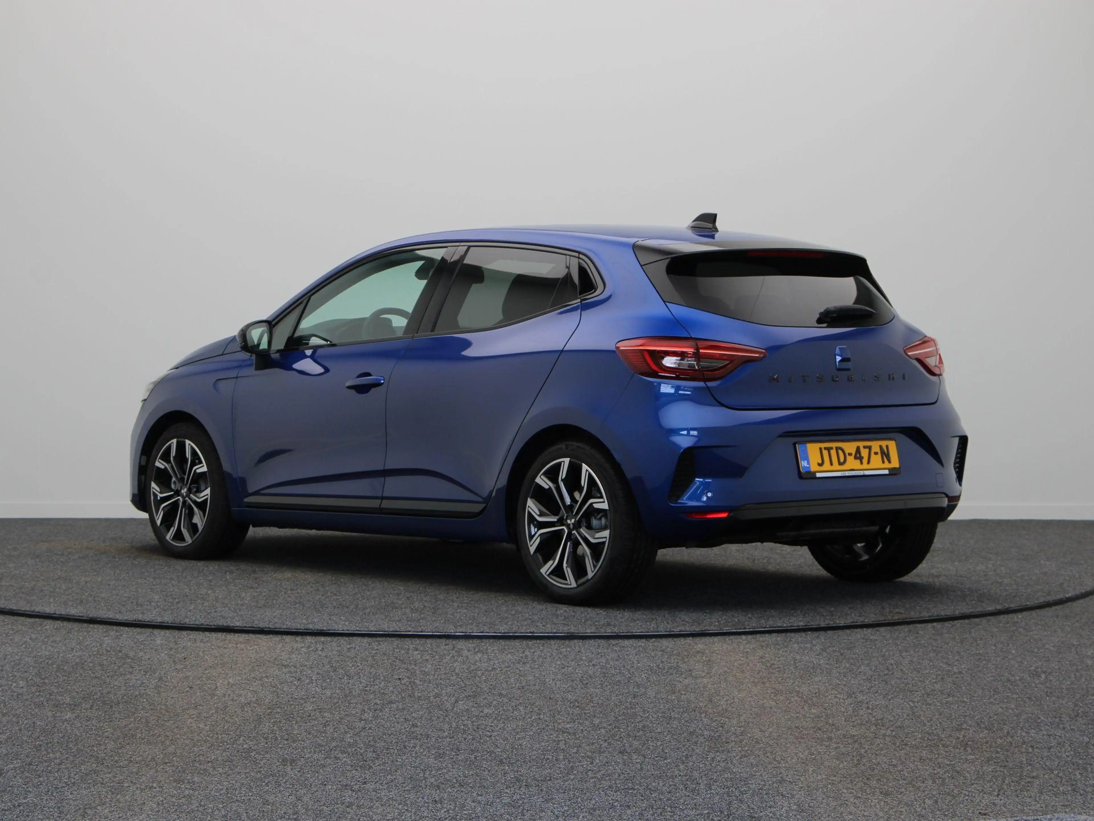 Mitsubishi Colt 1.6 HEV Intense | Black Edition | Stoel en stuurve — photo 2