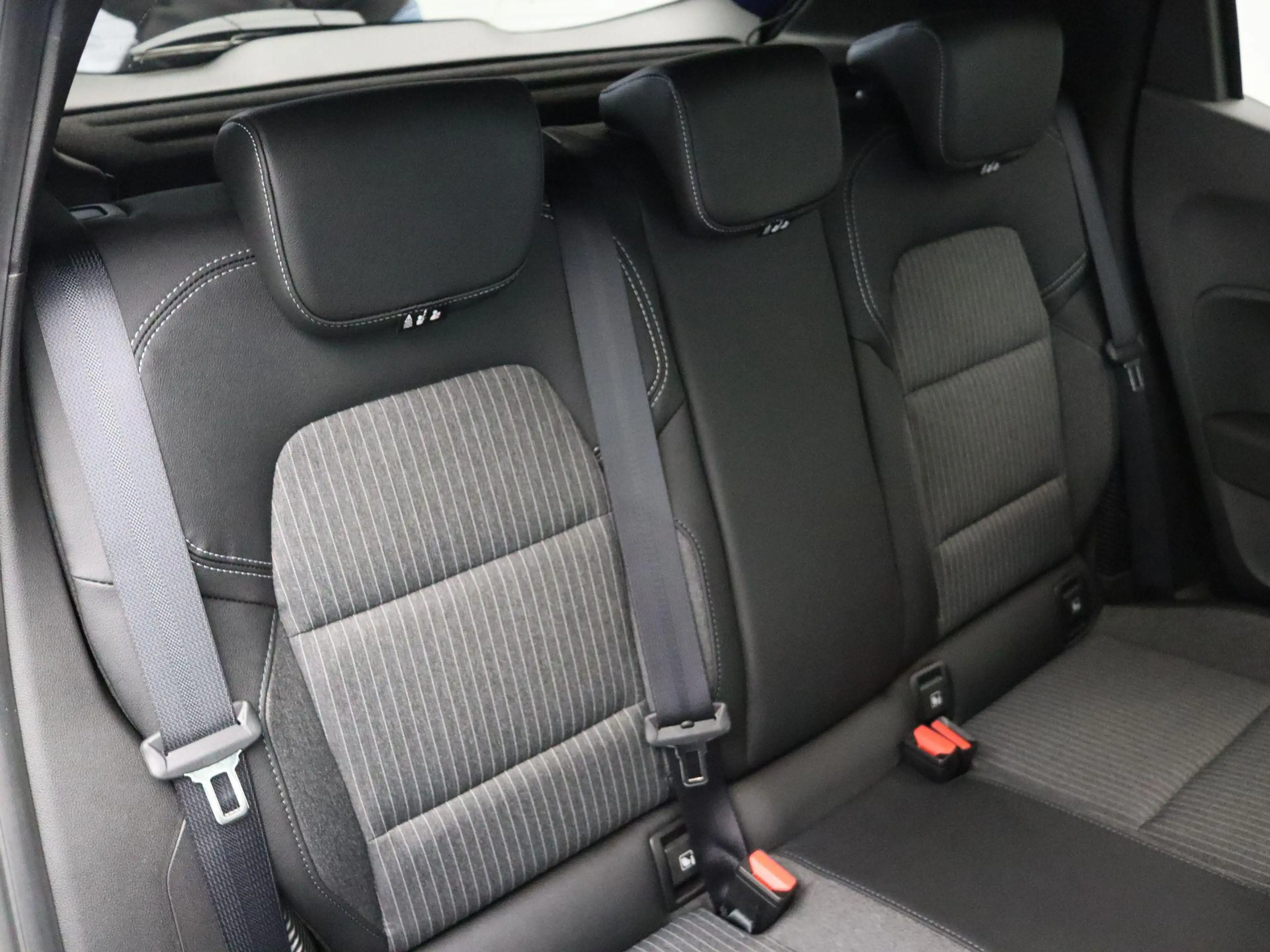 Mitsubishi Colt 1.6 HEV Intense | Black Edition | Stoel en stuurve — photo 10