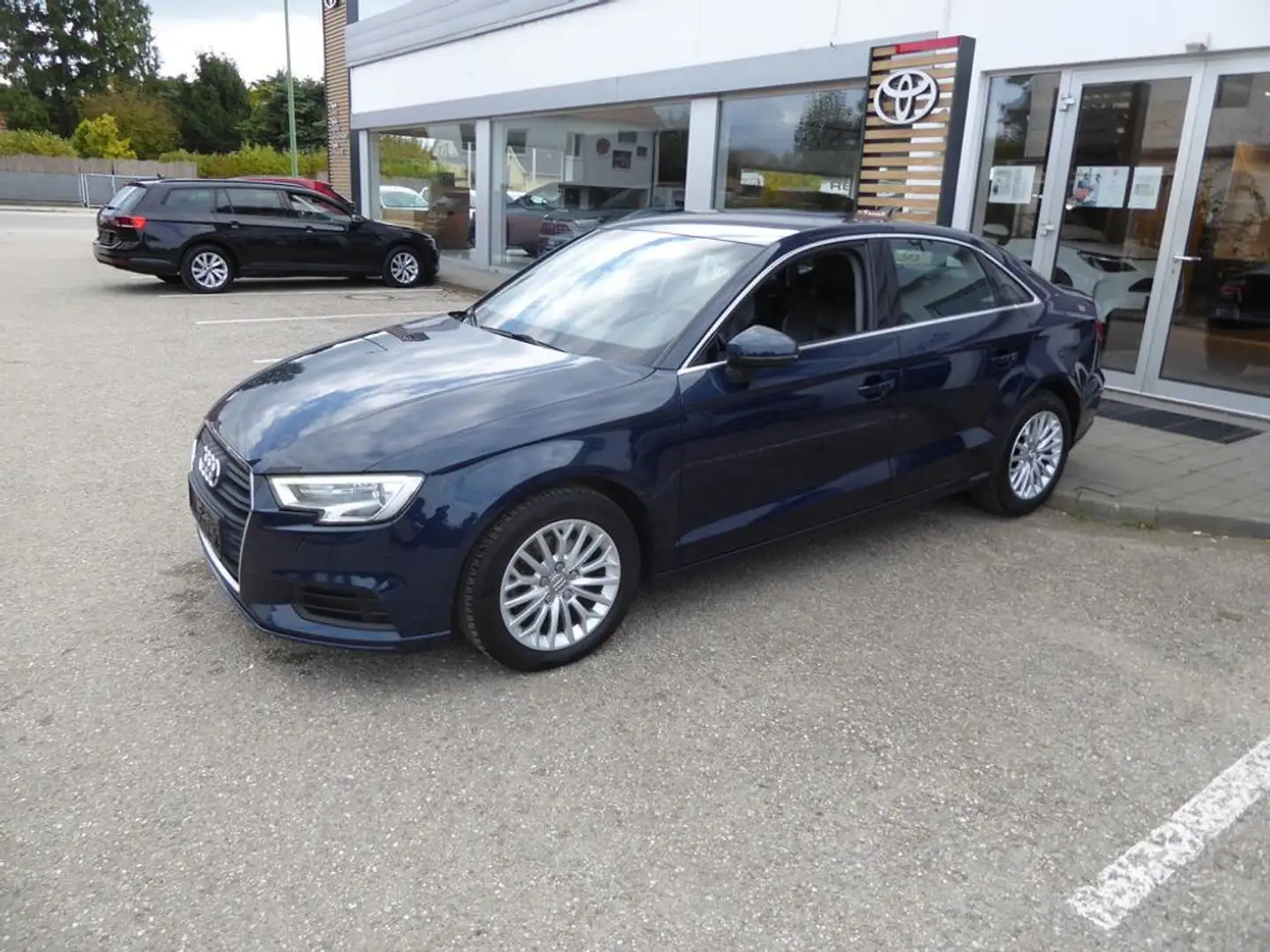 Audi A3 Limo 1,6 TDI *XENON*LEDER*AHK* Blau - 2